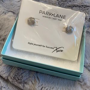 NWT-Dottie Earrings Silver